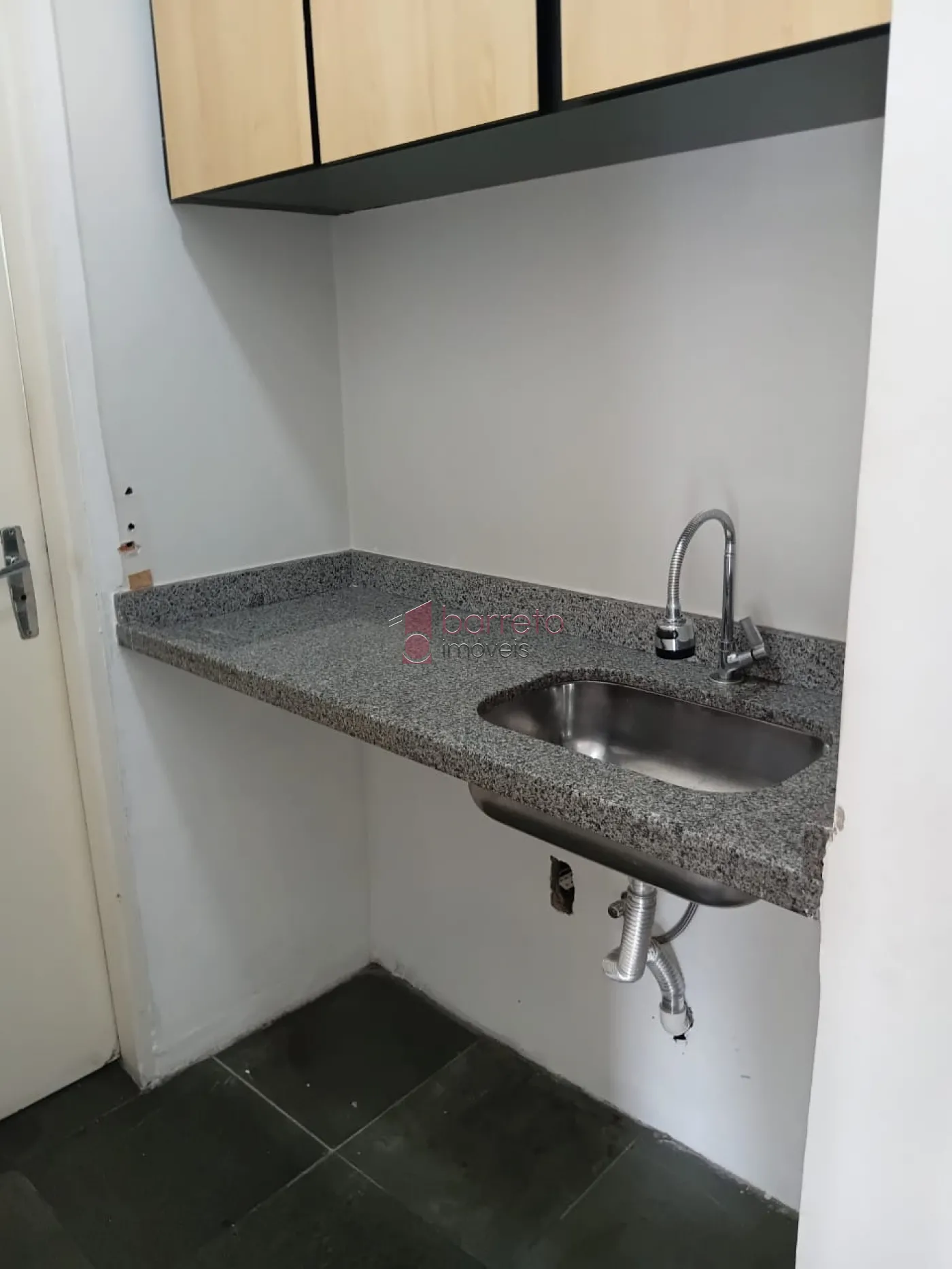 SALA COMERCIAL PARA LOCAÇÃO NO EDIFÍCIO CENTRO EMPRESARIAL NOVE DE JULHO – JUNDIAÍ/SP