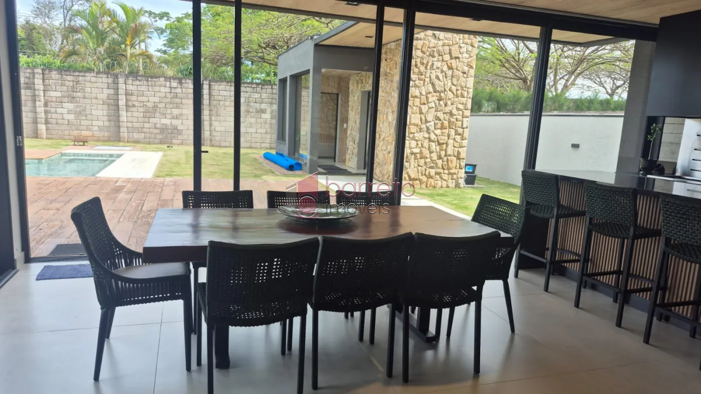 CASA COM 04 SUÍTES À VENDA NO CONDOMÍNIO TERRAS DO CAXAMBÚ EM JUNDIAÍ/SP